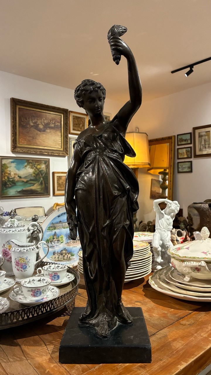 Escultura Feminina Neoclássica em Bronze · Século XIX – início Século XX · Estado: Bom