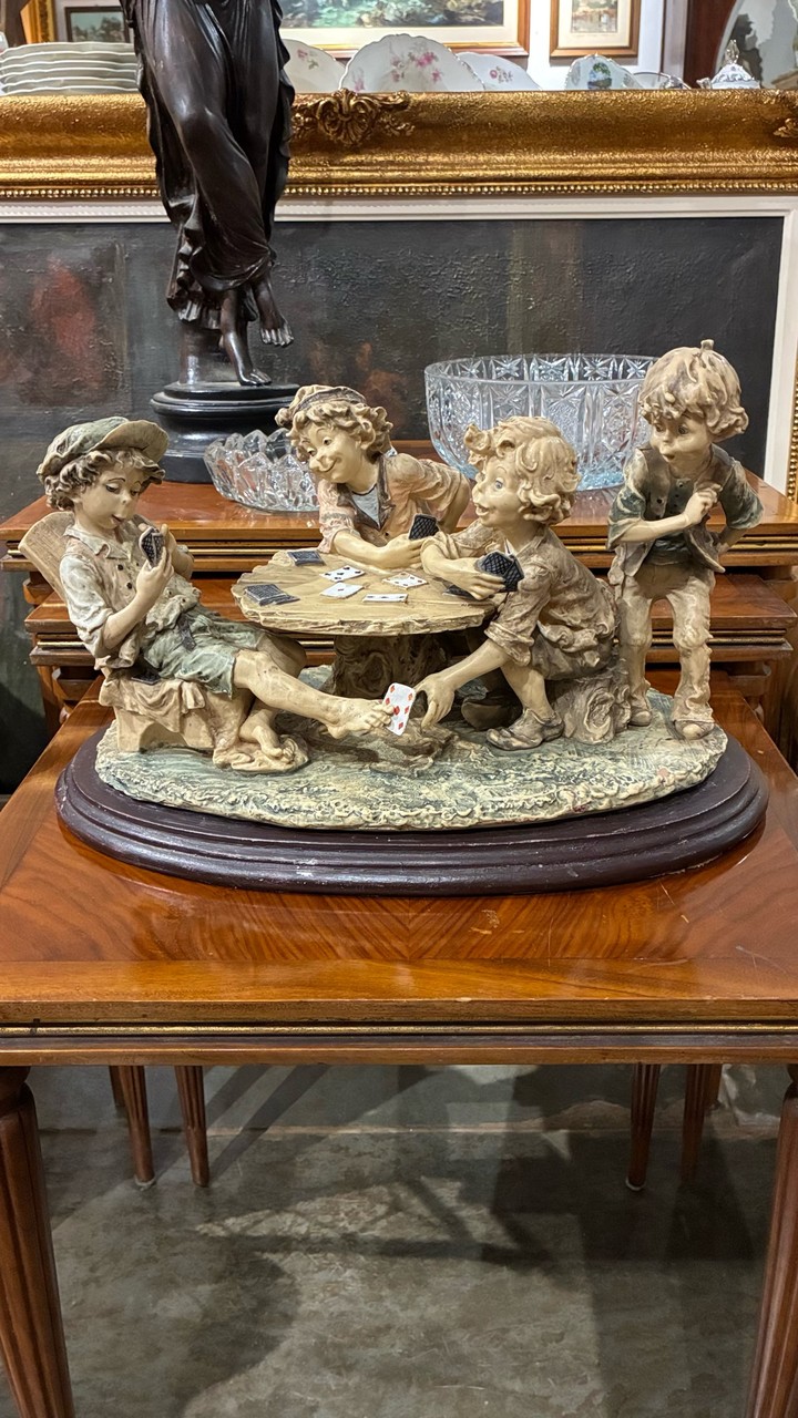Escultura Decorativa Crianças Jogando Cartas · Século XIX–XX (estilo romântico oitocentista, produção provável do século XX) · Estado: Bom