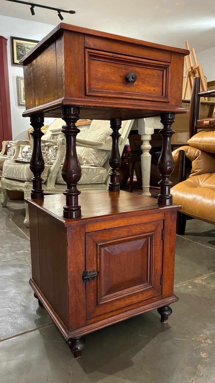 Mesa de Cabeceira em Madeira com Colunas Torneadas · Início do século XX · Estado: Bom