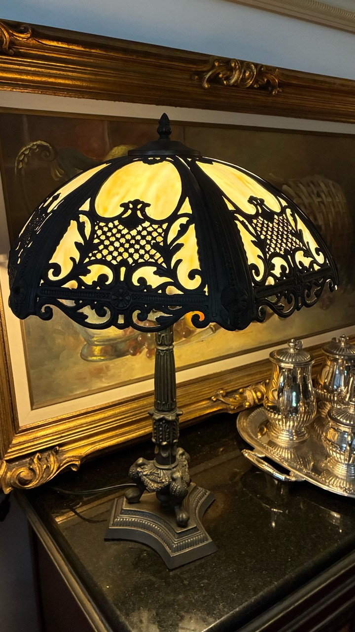 Abajur Estilo Art Nouveau em Metal e Vidro Âmbar · Contemporâneo (releitura do estilo Art Nouveau / Belle Époque) · Estado: Excelente
