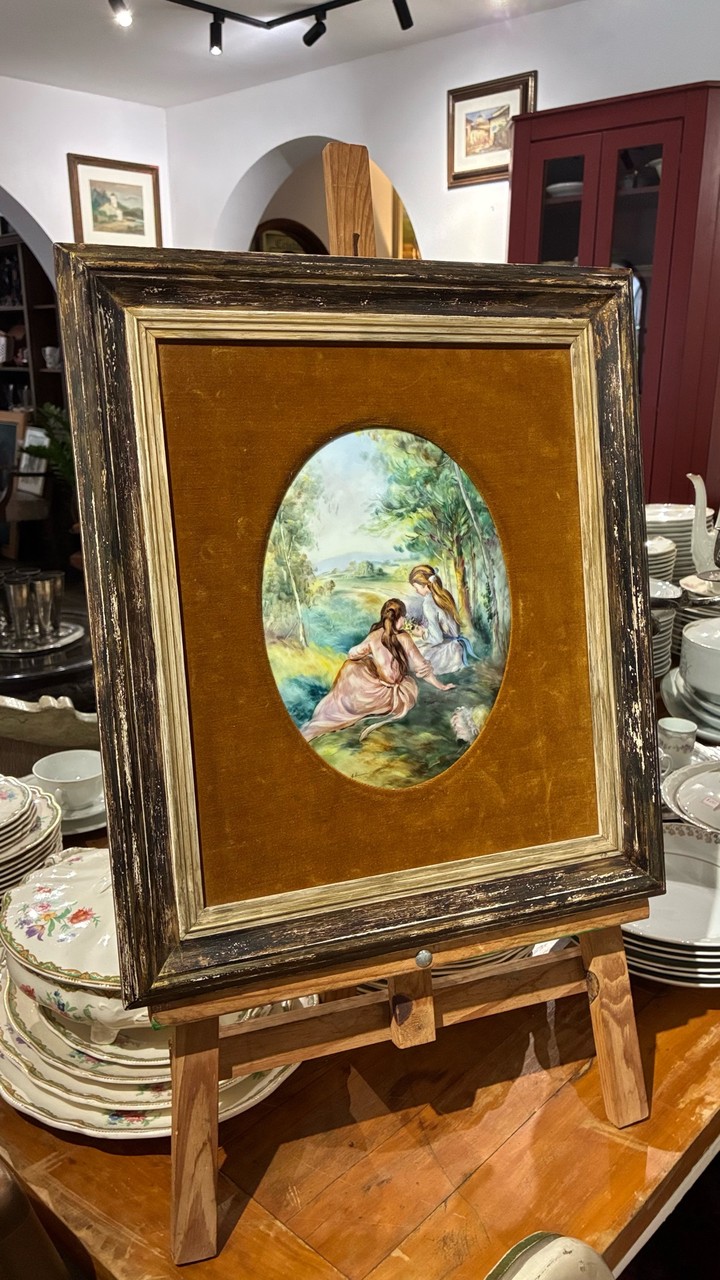 Quadro Placa de Porcelana Pintada à Mão Moças no Campo · Década de 1970 · Estado: Bom
