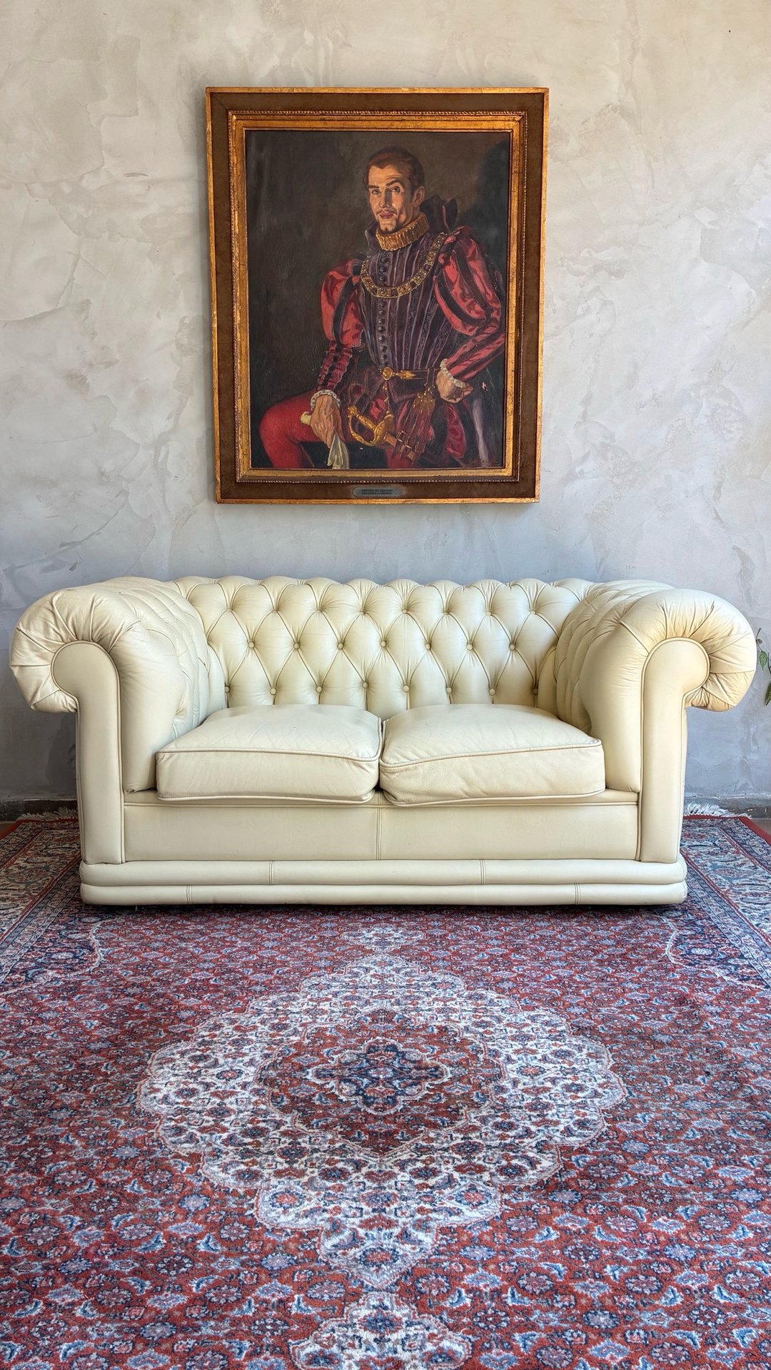 Sofá Chesterfield em Couro Creme · Século XX (1970–1990) · Estado: Bom