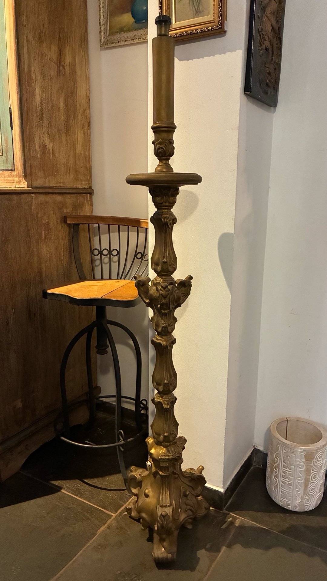 Luminária de Chão Barroco em Madeira Dourado · Século XVIII - XIX (Barroco/Rococó) · Estado: Bom