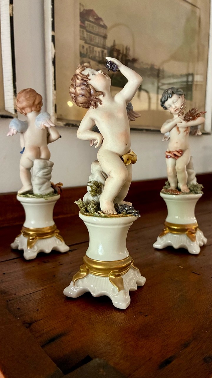 Conjunto de Estatuetas de Porcelana com Puttis - Capodimonte · Século XIX · Estado: Bom