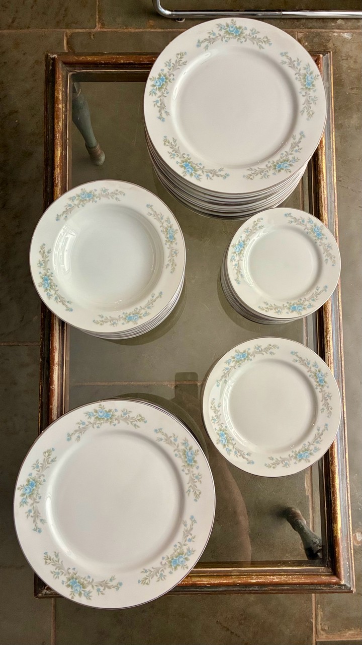 Jogo de Jantar em Porcelana com Motivo Floral - 60 pratos · Meados Século XX (1950–1970) · Estado: Bom