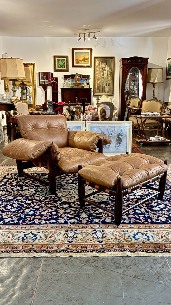 Poltrona Mole com Puff releitura Sérgio Rodrigues · Design Brasileiro 1960–1970 · Estado: Bom