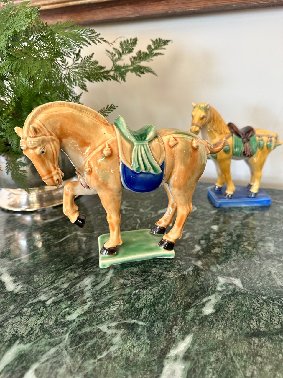 Par de Estatuetas de Cavalos em Cerâmica Esmaltada · Século XX (reprodução no estilo Tang) · Estado: Bom