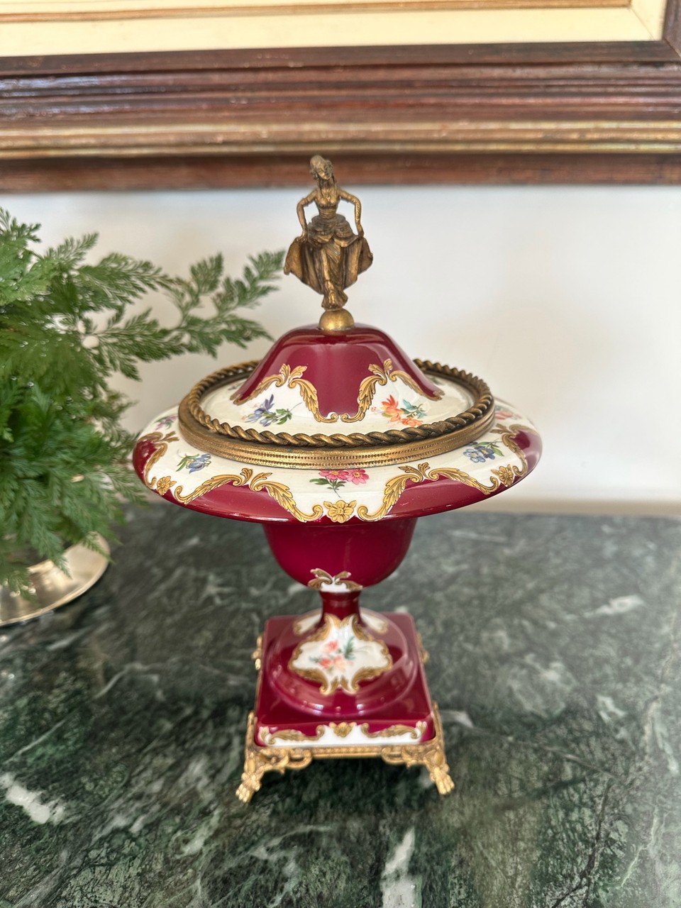 Porta-Bombons em Porcelana com Montagem em Bronze · Século XIX - início Século XX · Estado: Bom