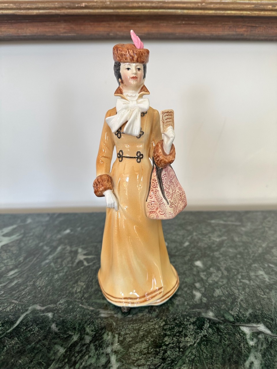 Estatueta de Porcelana Dama Vitoriana · Século XX (estilo vitoriano) · Estado: Bom