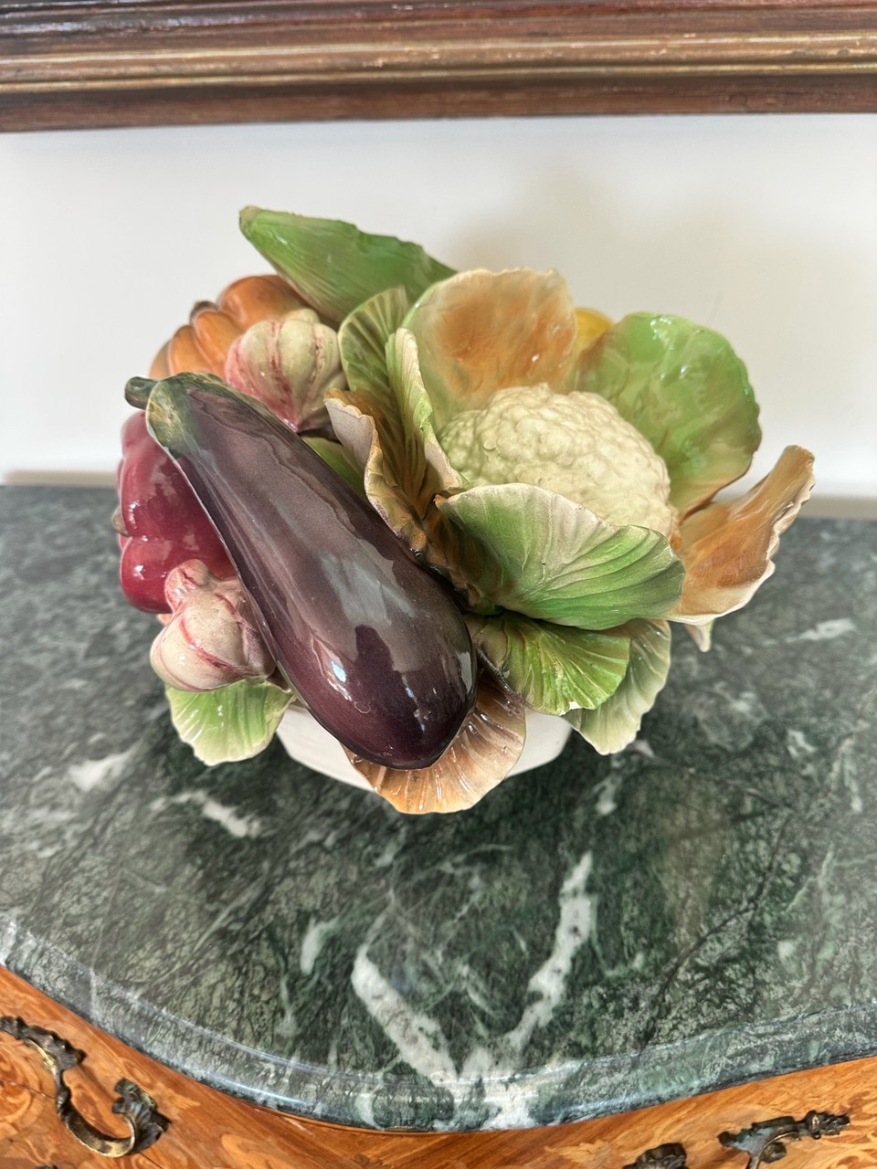 Centro de Mesa em Porcelana com Legumes · Século XX (1950-1980) · Estado: Bom
