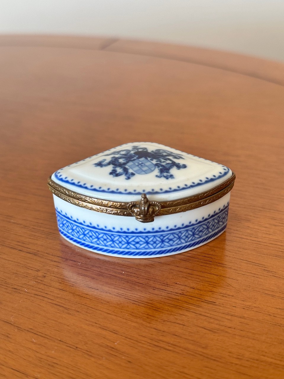 Caixa Porta-Joias em Porcelana Azul e Branca · Século XIX - início do Século XX · Estado: Bom