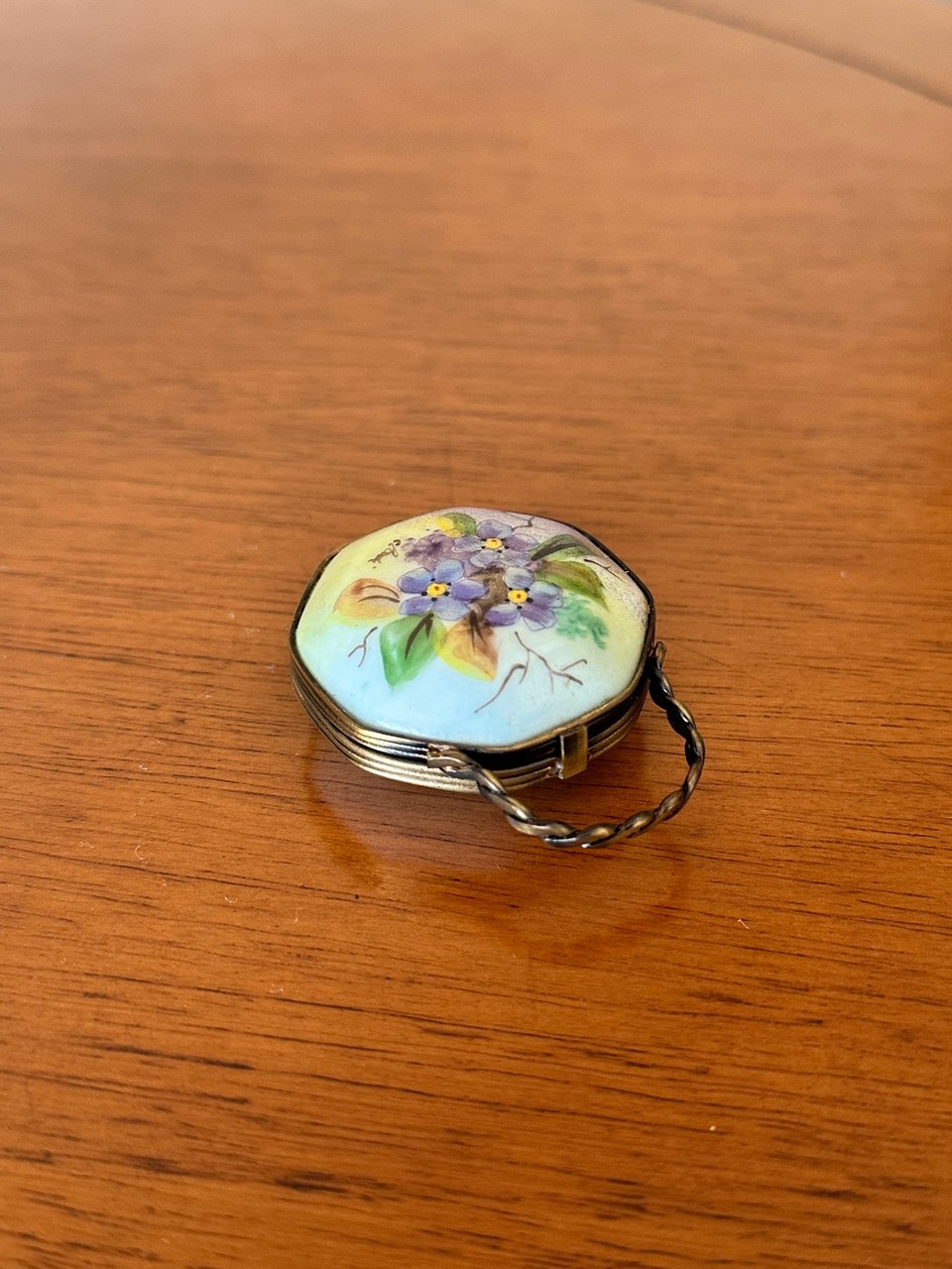 Porta-joias Miniatura em Porcelana e Metal com Corrente · Final Século XIX – início Século XX · Estado: Bom