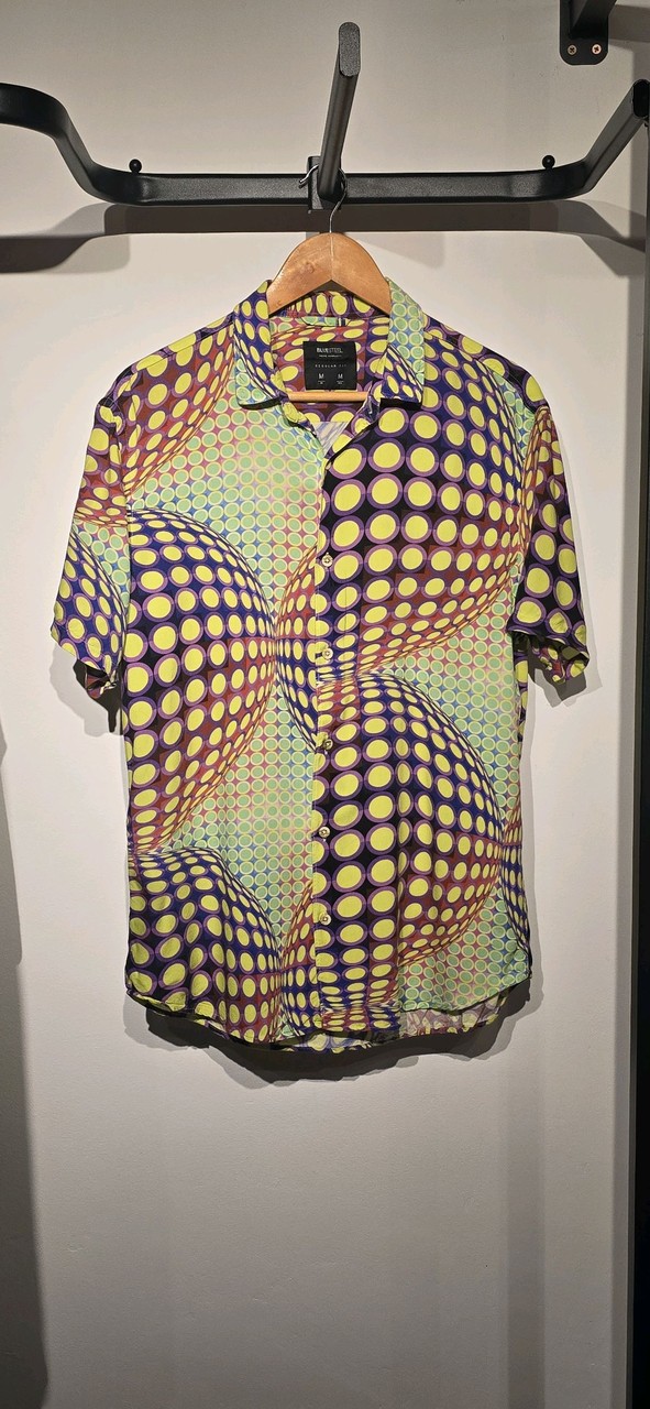 Camisa Estampada Psicodélica · Estado: Excelente
